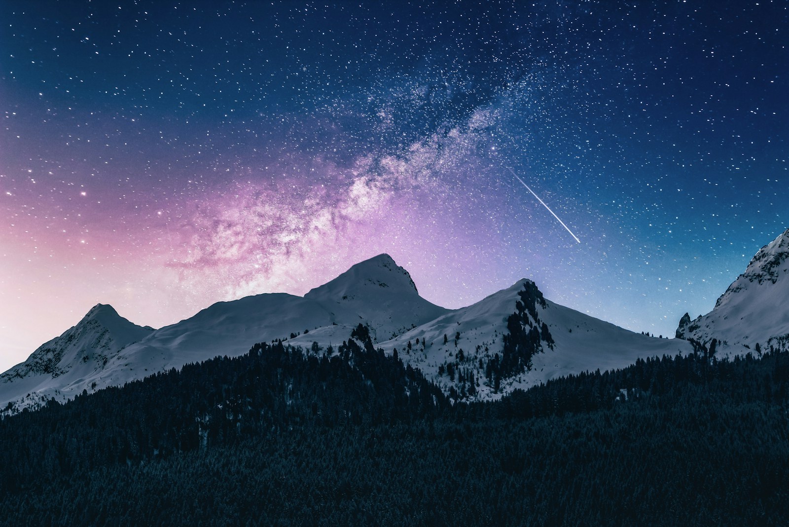 雪山上方的璀璨星空